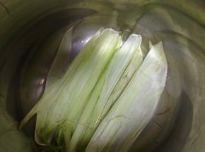 高压锅底部铺上玉米皮