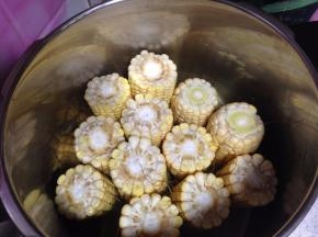 放入玉米棒