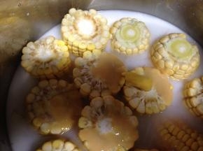 加入黄油加盖加阀大火上汽转中小火15分钟，关火自然放气即可食用