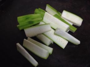 丝瓜去皮切成条