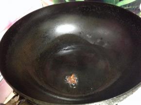 热锅凉油下入大料炒出香味