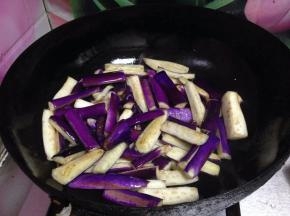 倒入切条翻炒均匀