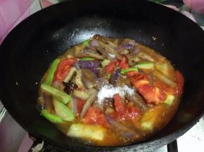 食材变软成熟时加入盐、糖调味