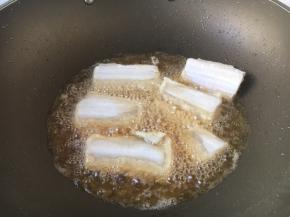 油5成热时（油面微动），轻轻拿着鱼块沿锅边放进去，刚放进去鱼后千万别用铲子翻动，当煎约2分钟左右时，晃动一下锅，发现鱼可以在锅里滑动时再反面。