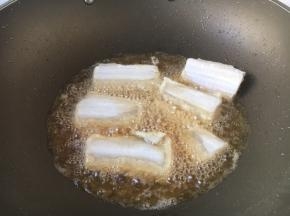 油5成热时（油面微动），轻轻拿着鱼块沿锅边放进去，刚放进去鱼后千万别用铲子翻动，当煎约2分钟左右时，晃动一下锅，发现鱼可以在锅里滑动时再反面。