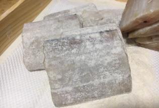 将每块带鱼的两面沾上面粉。
在鱼体的两面都拍上面粉，鱼体挂一层薄薄的面粉即可，多余的面粉要抖下去，如果面粉过多，煎鱼时容易糊锅。记住，是蘸薄薄的一层面粉哦！