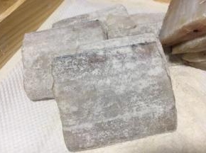 将每块带鱼的两面沾上面粉。
在鱼体的两面都拍上面粉，鱼体挂一层薄薄的面粉即可，多余的面粉要抖下去，如果面粉过多，煎鱼时容易糊锅。记住，是蘸薄薄的一层面粉哦！