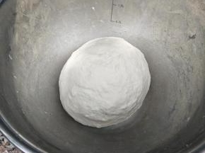 把面粉加入温水和成团，盖上湿布松弛30分钟。