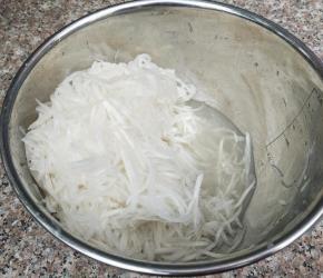 把洗净去别的白萝卜擦成丝，加少许的盐抓匀，腌几分钟，腌出汁水，去去萝卜气，再用手轻轻攥下，把水分攥出来