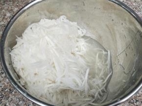 把洗净去别的白萝卜擦成丝，加少许的盐抓匀，腌几分钟，腌出汁水，去去萝卜气，再用手轻轻攥下，把水分攥出来