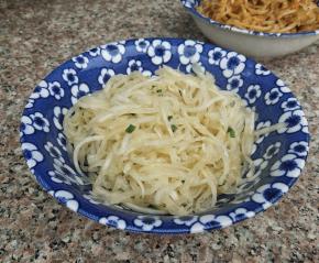 加熟油，胡椒粉，酱油，香油拌匀，馅就调好了。这里分了两份，另外一份加了油辣椒