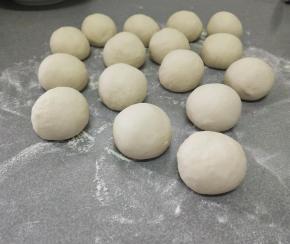 把松弛好的面团分成小份，搓圆