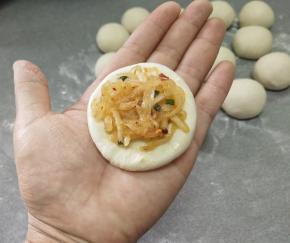 压扁，放上馅料