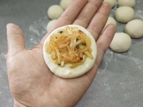 压扁，放上馅料