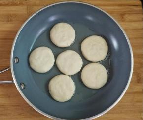 放入倒入少许油的锅中