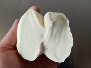 揉好的面团切开，切面光滑无气孔