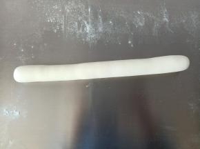 将面团搓成这样的长条，想要大一点的馒头就搓粗一点，反之则小