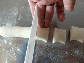 用一把锋利的刀切馒头，宽度大概2指宽