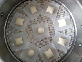 蒸锅放温水，不要超过40度，发酵大概40分钟后开火，水烧开后计时，蒸10分钟，关火闷3分钟左右