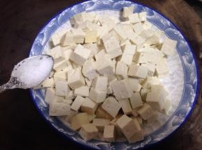 
豆腐切成小丁