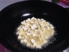 
锅内加油烧至4成热倒入豆腐丁中小火慢炸