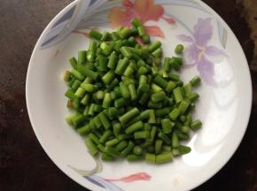 蒜苔切小粒