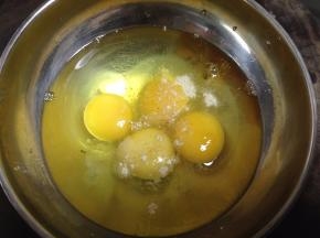
鸡蛋里加入白胡椒粉、料酒充分打散