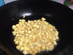 
炸至豆腐丁完全酥脆时捞出备用