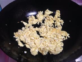 
热锅热油倒入蛋液炒成蛋碎盛出备用