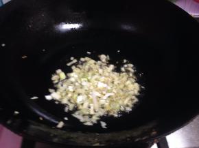 
炒锅再加油倒入葱碎炒出香味