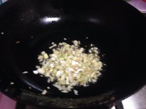 
炒锅再加油倒入葱碎炒出香味
