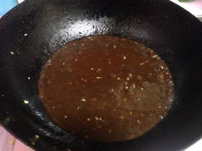 
倒入甜面酱炒出香味（甜面酱要提前用水稀释，以免炒糊）