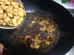 面酱煮开约1分钟后加入豆腐丁再次煮开1分钟