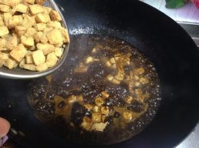 面酱煮开约1分钟后加入豆腐丁再次煮开1分钟