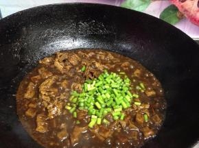 
加入蒜薹丁煮开