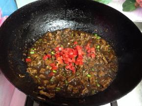 最后加入红椒碎即可出锅