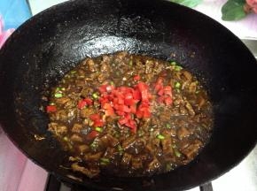 最后加入红椒碎即可出锅