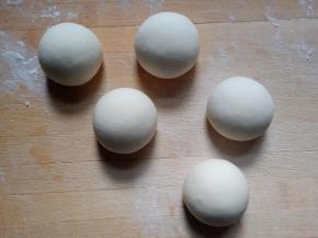 剩余的面团平均分成5份