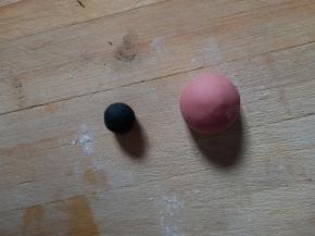 揉出5克黑色面团和10克红色面团