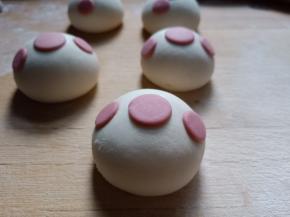 刷一点牛奶粘到白色面团上