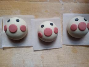 用黑色面团做出眼睛，嘴巴，眉毛