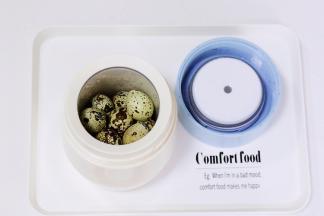 把焖烧杯中的热水倒掉，把鹌鹑蛋放入。