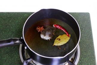 6、接着往锅内倒入适量的清水，开大火把水煮沸。