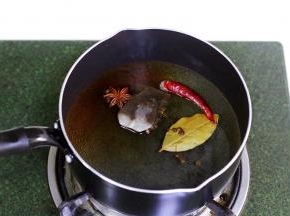 6、接着往锅内倒入适量的清水，开大火把水煮沸。