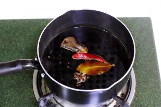 大火煮5分钟，使茶包和香料都出味。