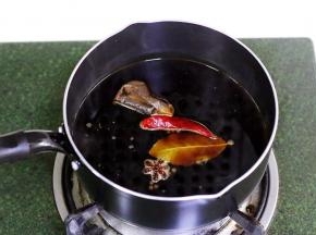 大火煮5分钟，使茶包和香料都出味。