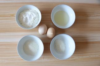 准备好食材，泡打粉和低筋面粉混合，2个鸡蛋去壳后110g;