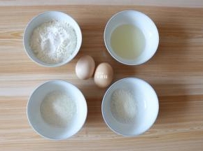 准备好食材，泡打粉和低筋面粉混合，2个鸡蛋去壳后110g;