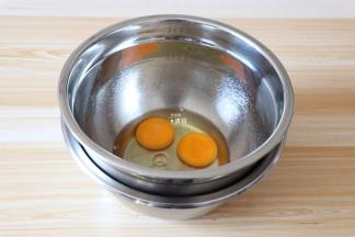将鸡蛋打入无油无水的打蛋盆里，隔热水;