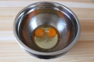 分三次倒入白砂糖，打发蛋液;